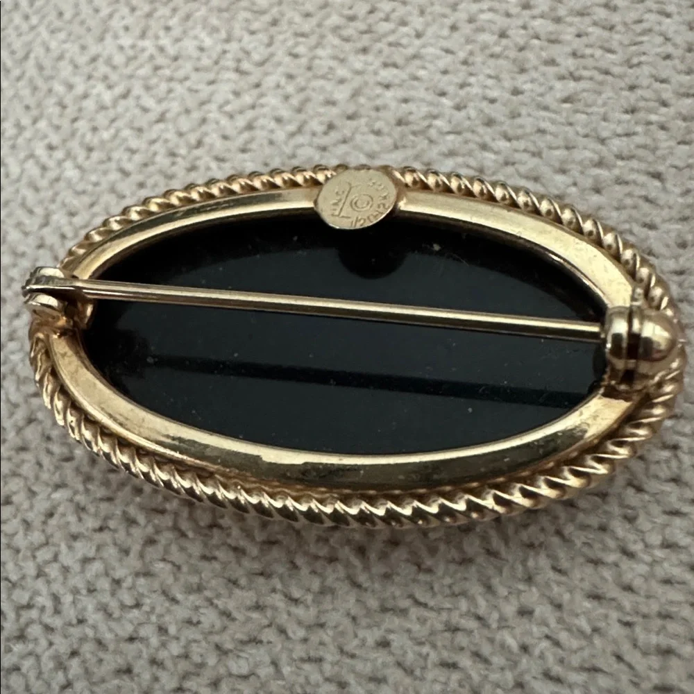 VINTAGE ART DECO 12K G.F. OVAL BLACK ONYX TWISTED BORDER BROOCH PIN - Picture 3 of 4